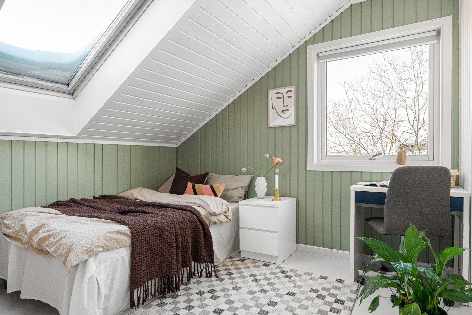 Det er tre rom på loftet som er innredet som soverom, bruken er ikke omsøkt eller godkjent hos Tromsø kommune. Galleribilde