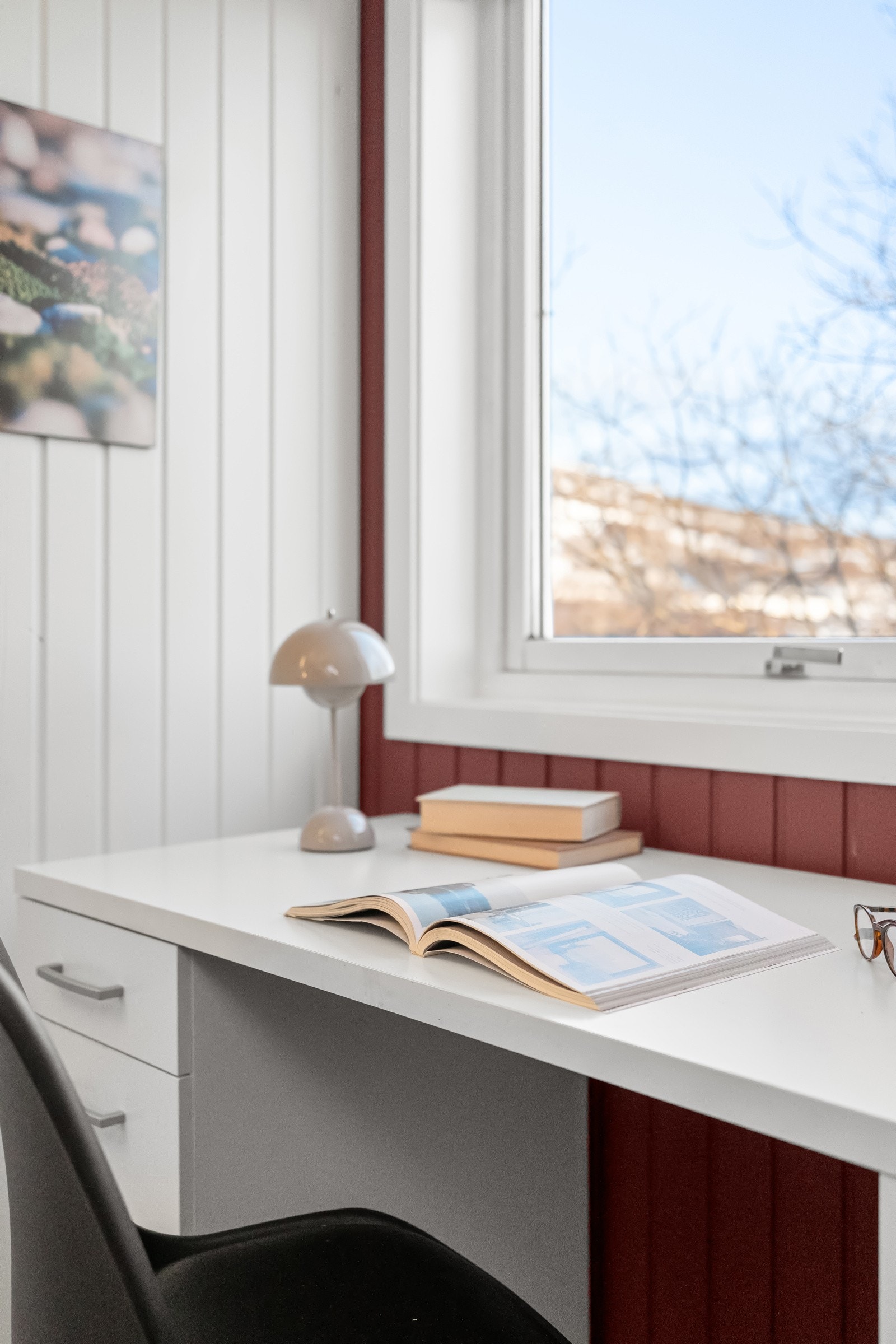 To av rommene har fått etteretablert ekstra vindu på vegg. Galleribilde