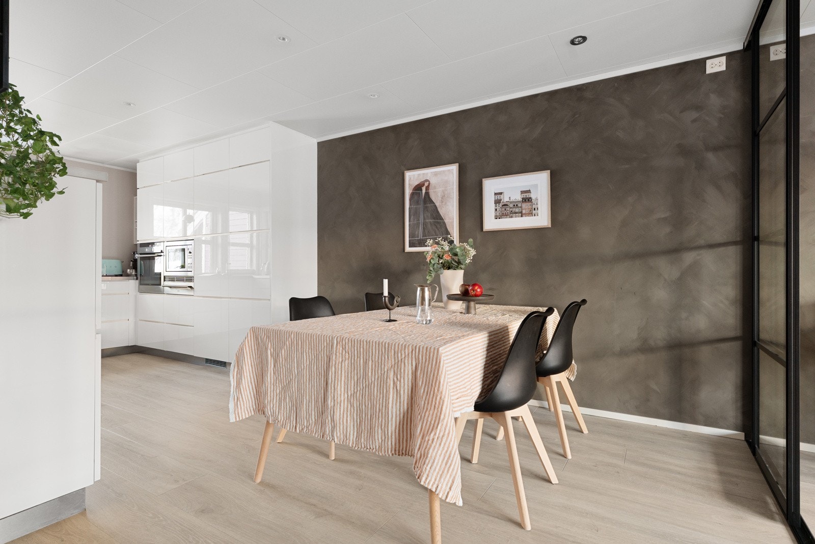 Spisebordet finner sin plass mellom stue og kjøkken. Galleribilde