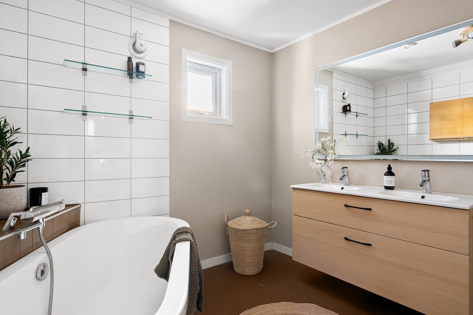 Hovedbadet er innredet med vegghengt servant, toalett, dusj og badekar. Galleribilde