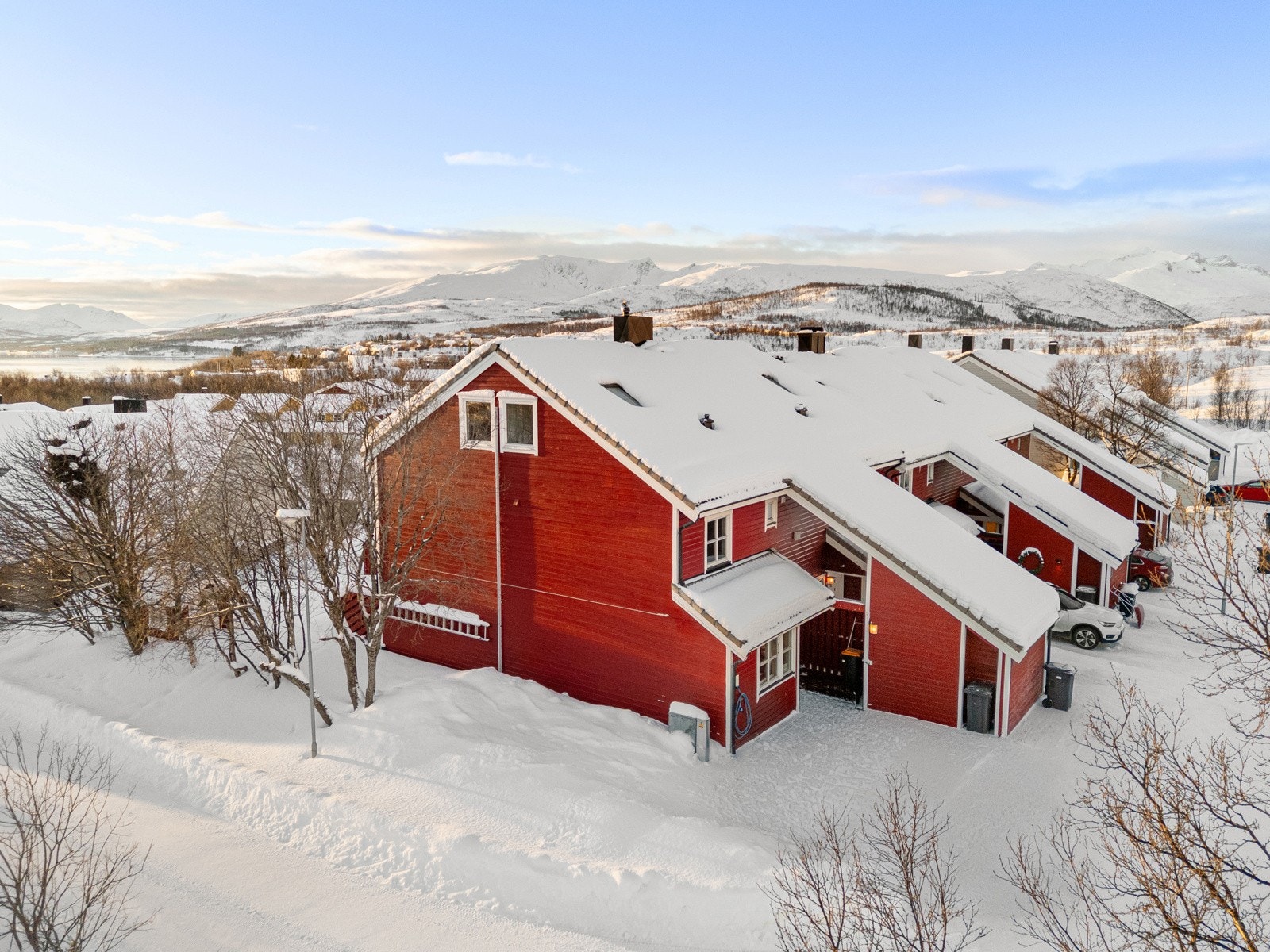 Siden rekkehuset er på enden har det vært mulighet å etablere ekstra vindu på to av rommene på loftet. Galleribilde