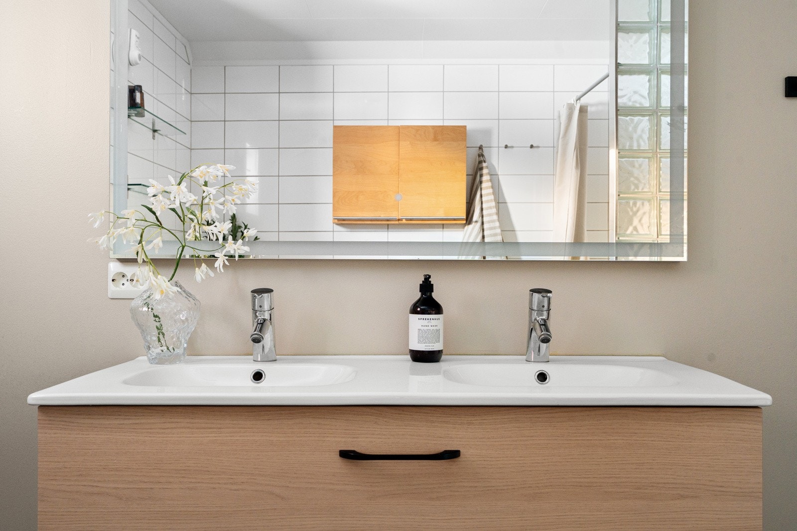 Gode løsninger for oppbevaring. Dobbel servant. Galleribilde