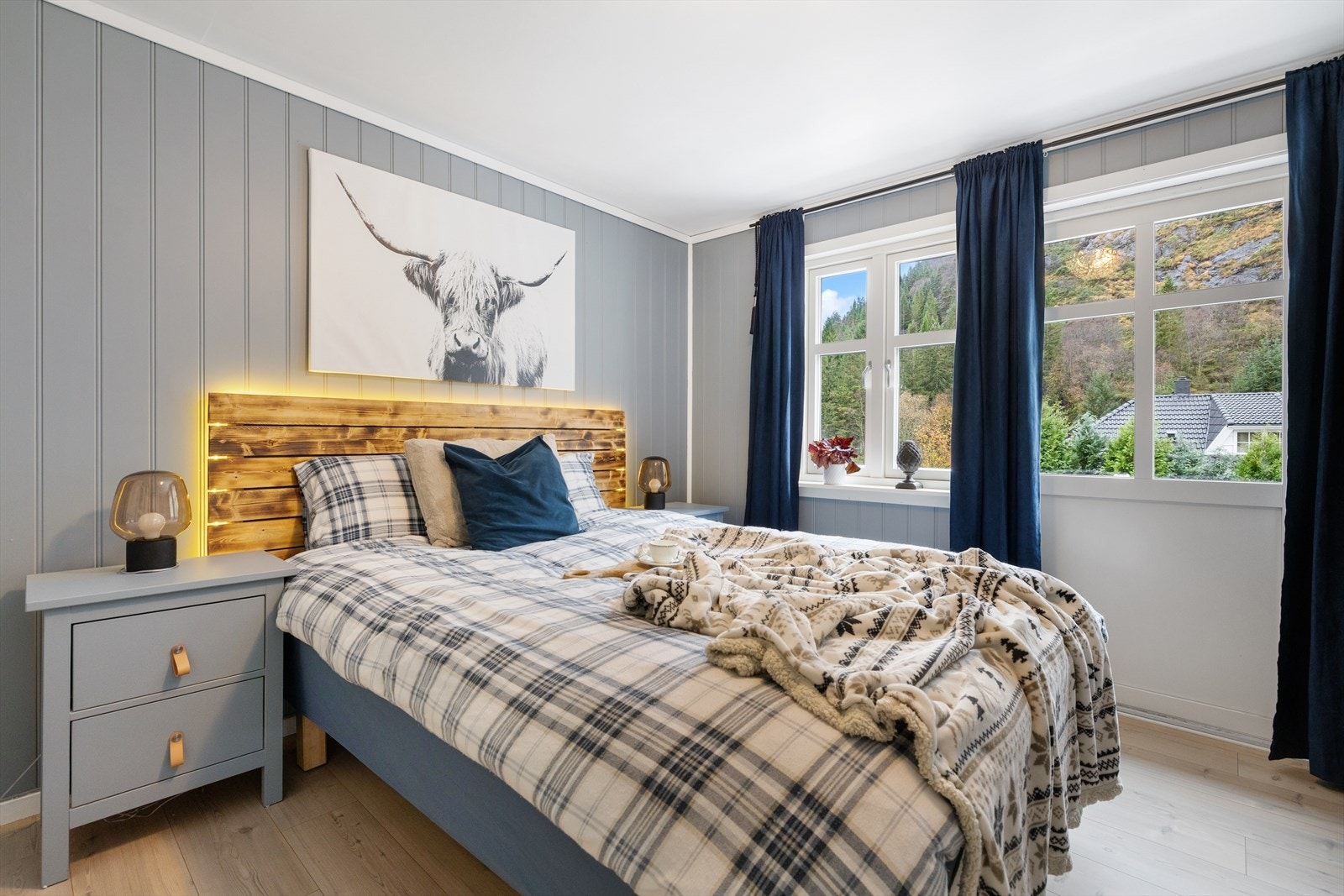 Hovedsoverommet er på 12 kvm og er malt i en delikat og lun farge. Galleribilde