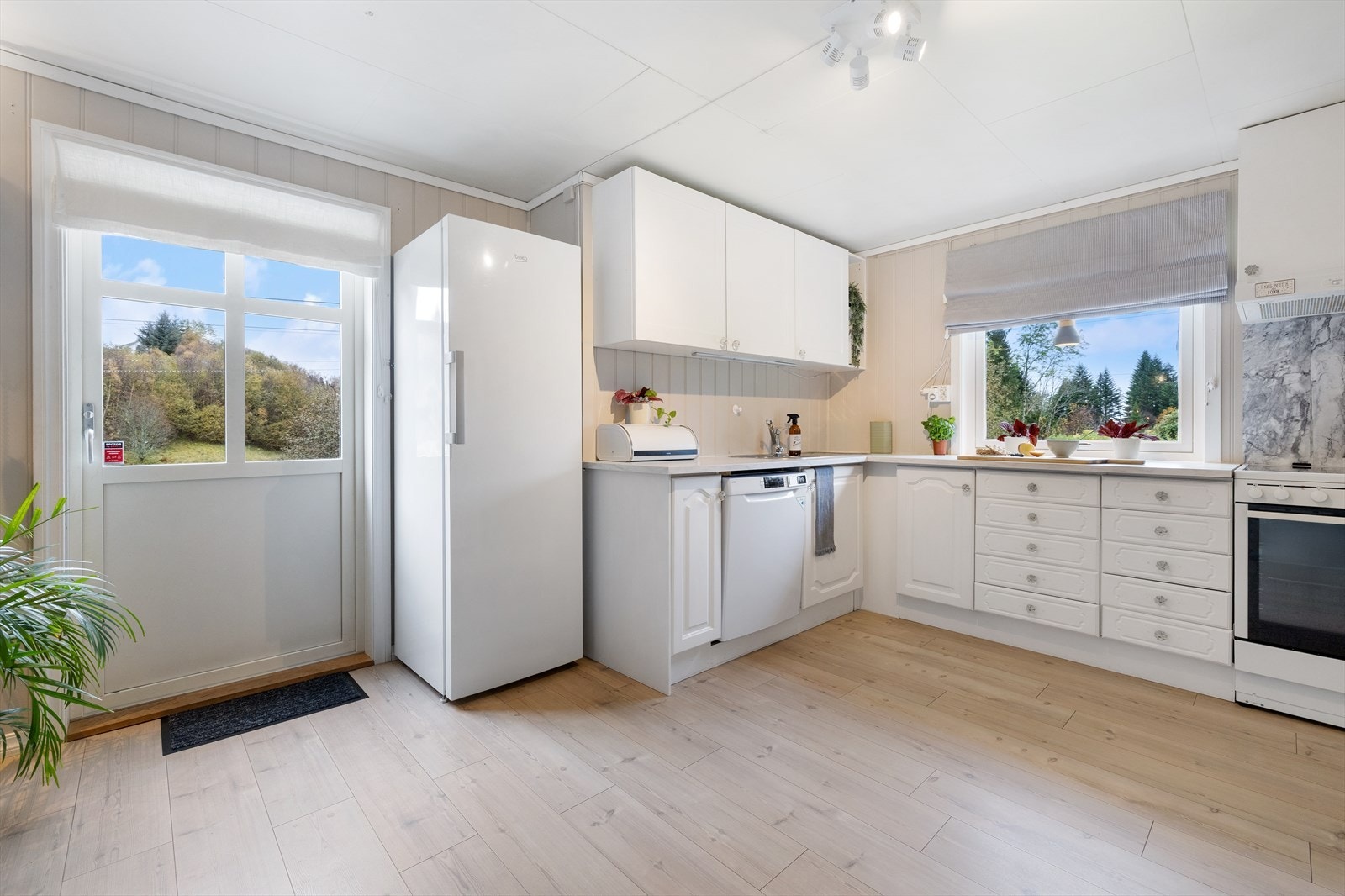 Boligen har et romslig kjøkken med utgang til en platting på hele 56 kvm. Galleribilde