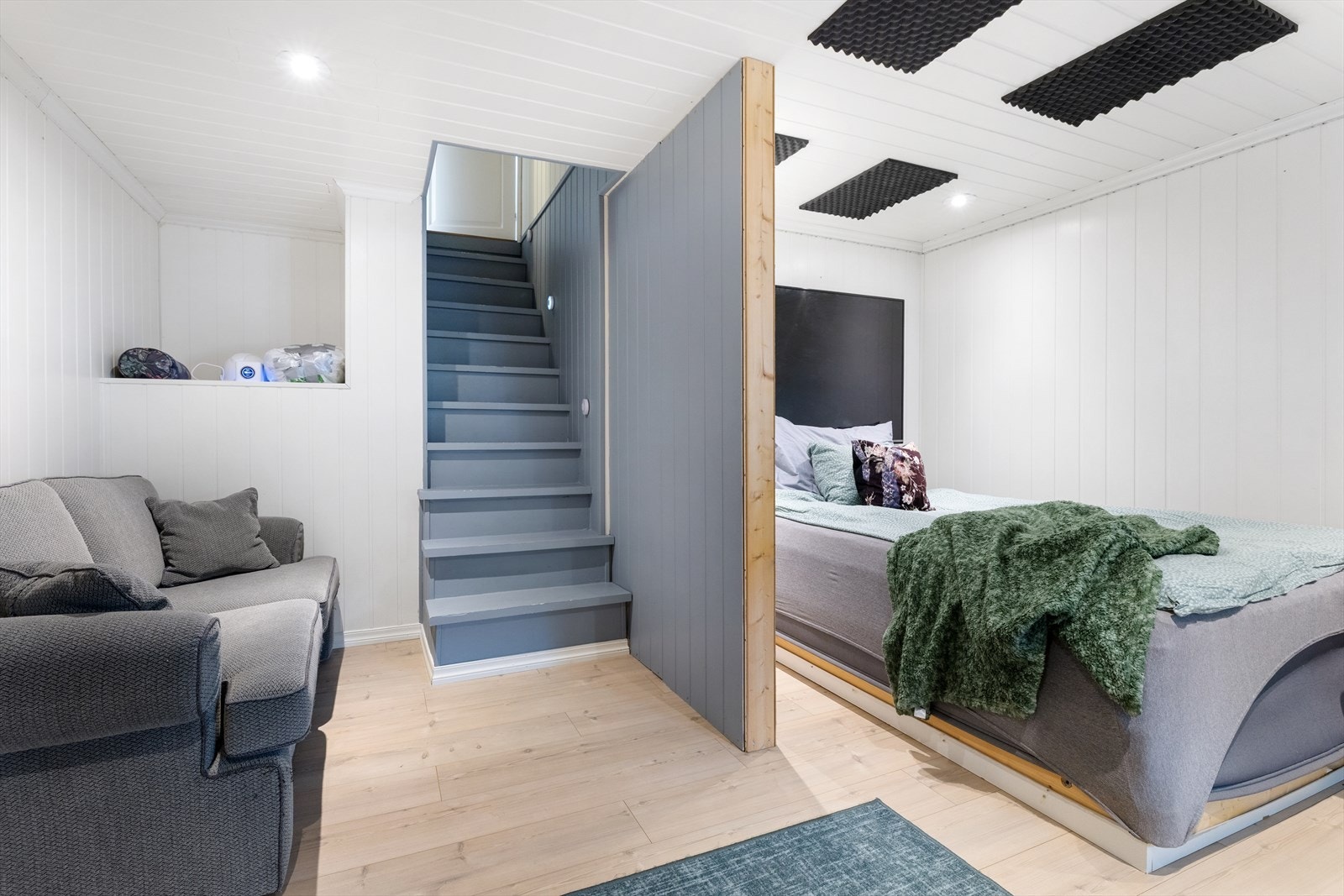Fra hallen kommer du ned til boligens siste soverom som er på 14 kvm. Galleribilde