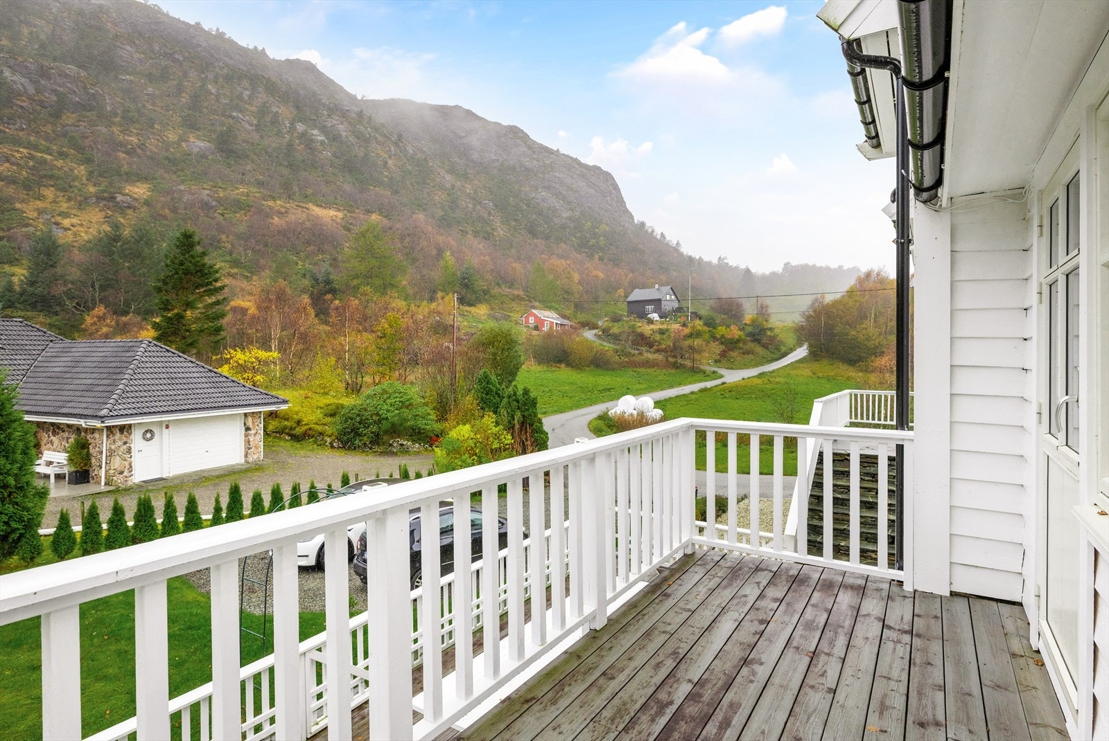 Fra soverommet er det utgang til en nydelig altan på ca. 13 kvm. Galleribilde