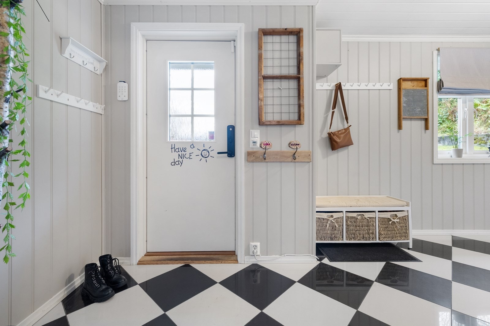 Velkommen inn i en romslig hall, med gode mulighet til å henge fra seg det man måtte ønske av yttertøy og sko. Galleribilde