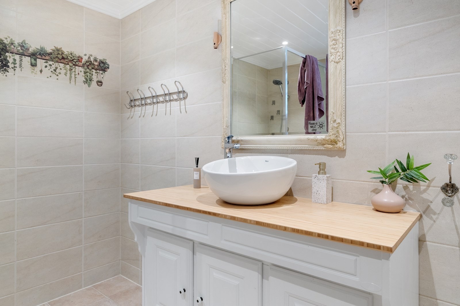 Badet ble pusset opp i 2017 og har som tidligere rom delikate farge og materialvalg. Galleribilde