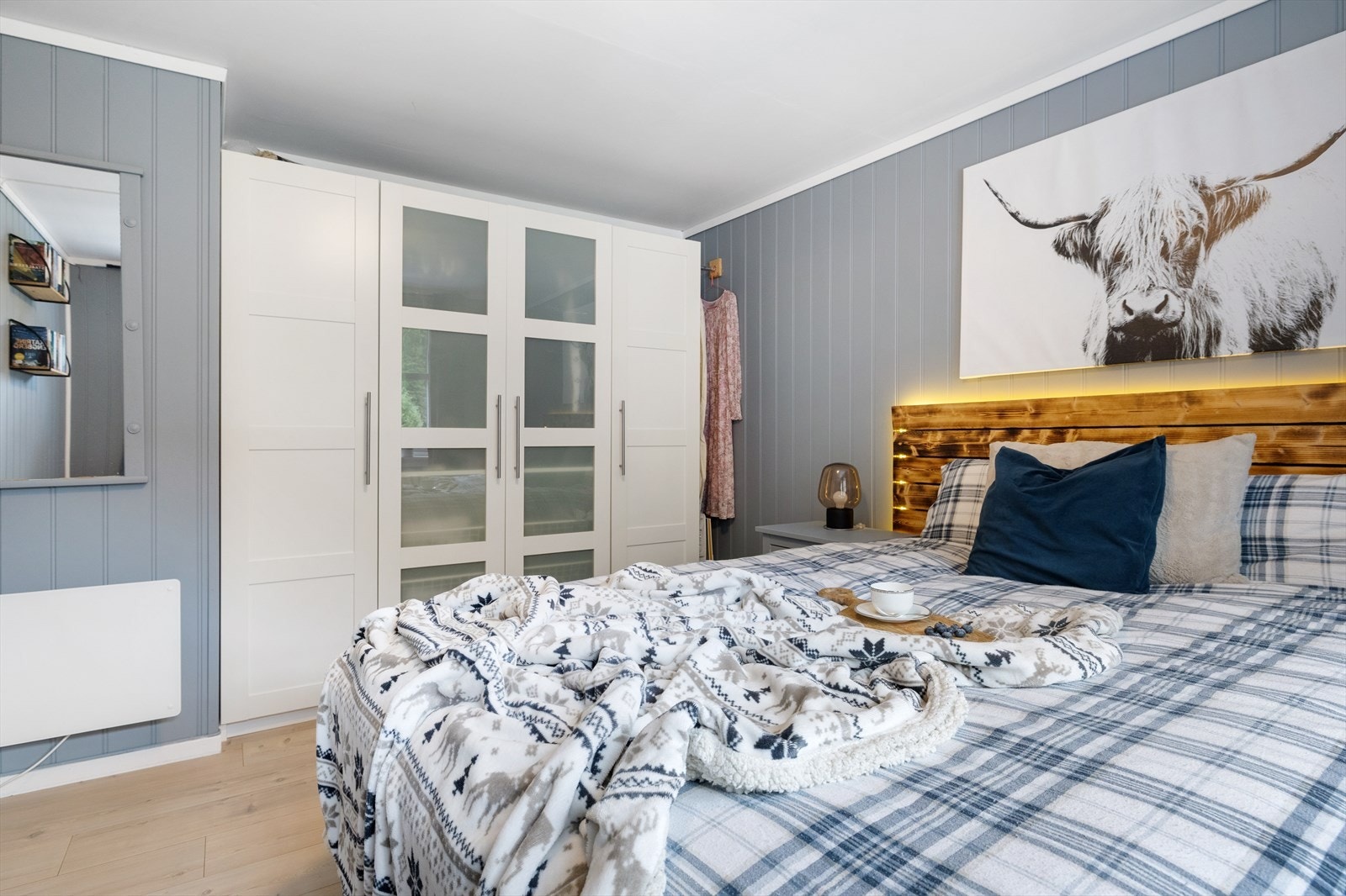 Hovedsoverommet er innredet med en romslig garderobe som gir god oppbevaring. Galleribilde