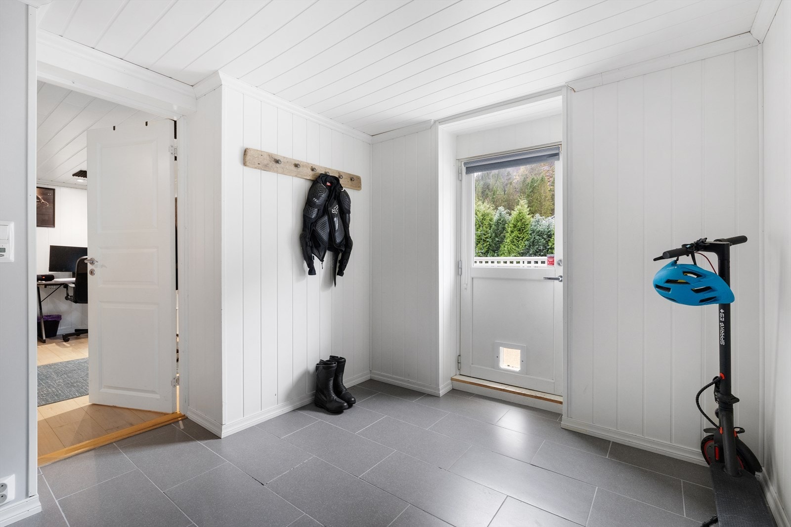 Videre fra soverom er det tilkomst til gang som igjen fører deg til boligens terrasse. Galleribilde