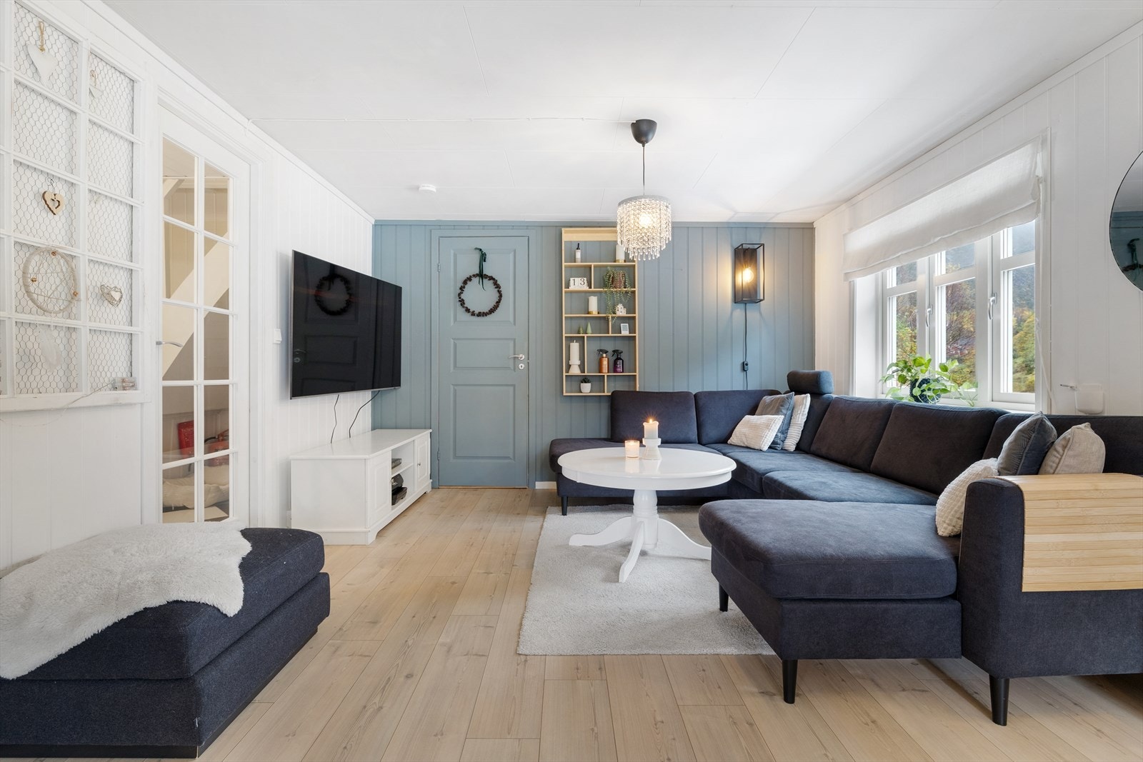 Fra hallen er det tilkomst til den nydelige stuen i moderne og delikate farger. Galleribilde