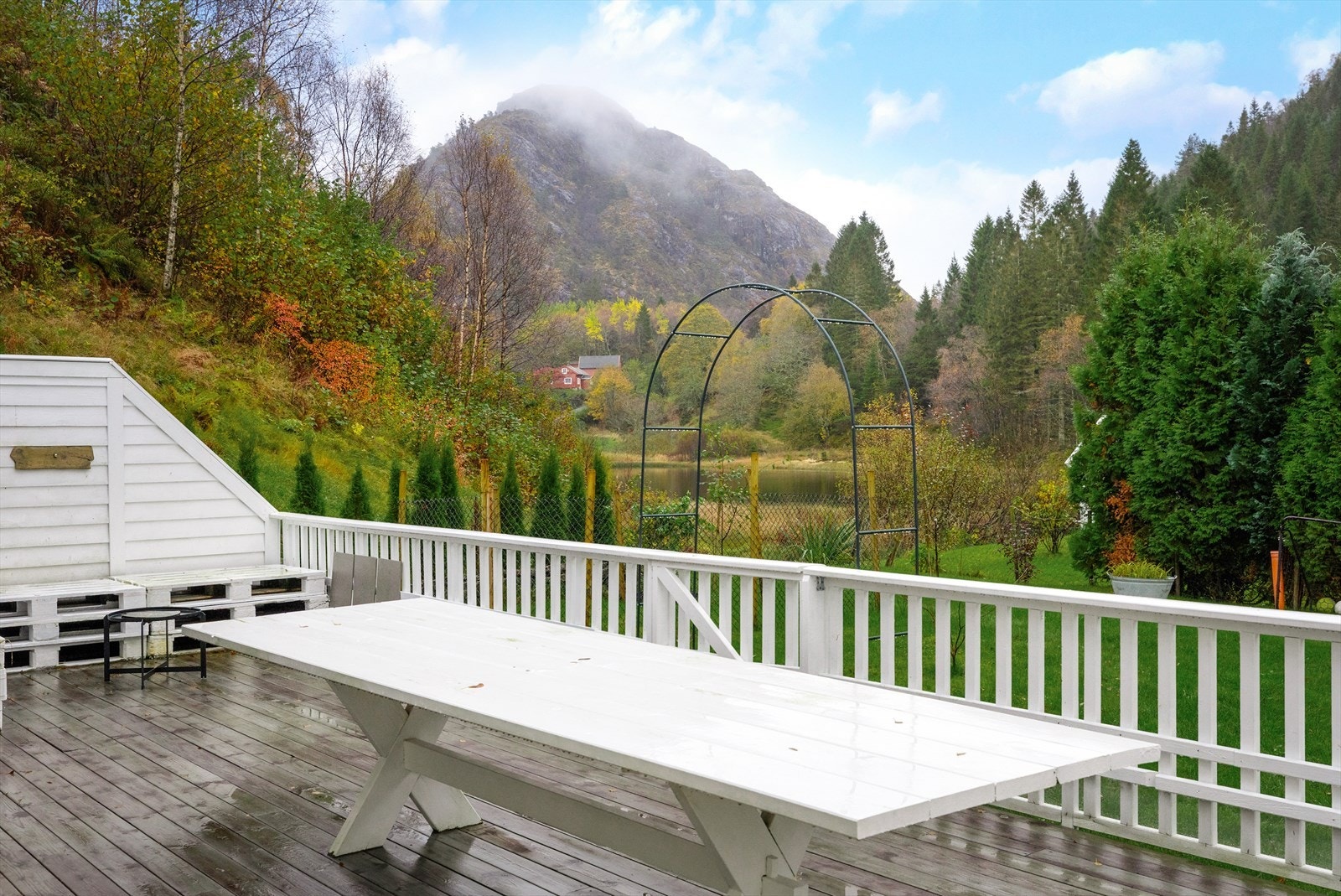 Fra terrassen har du tilkomst til boligens hage hvor alle med grønne fingre vil trives. Galleribilde