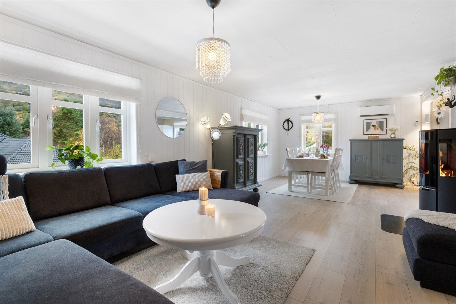 Stuens utforming sørger for enkel møblering og soner i rommet. Galleribilde