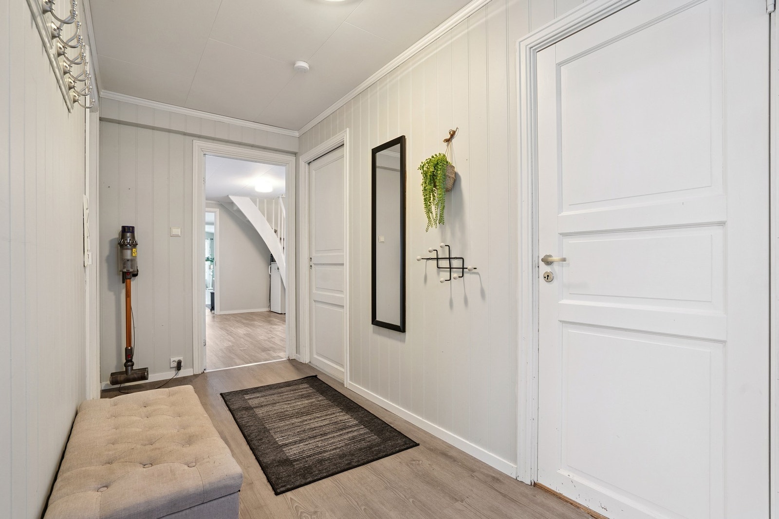Romslig entrè/gang med god plass til å henge fra seg yttertøy. Galleribilde