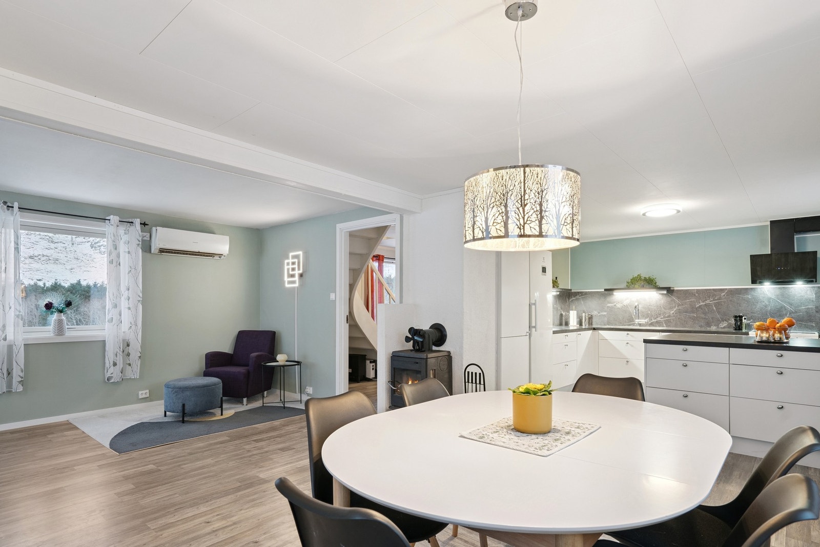 Deler av stue/kjøkken. Galleribilde