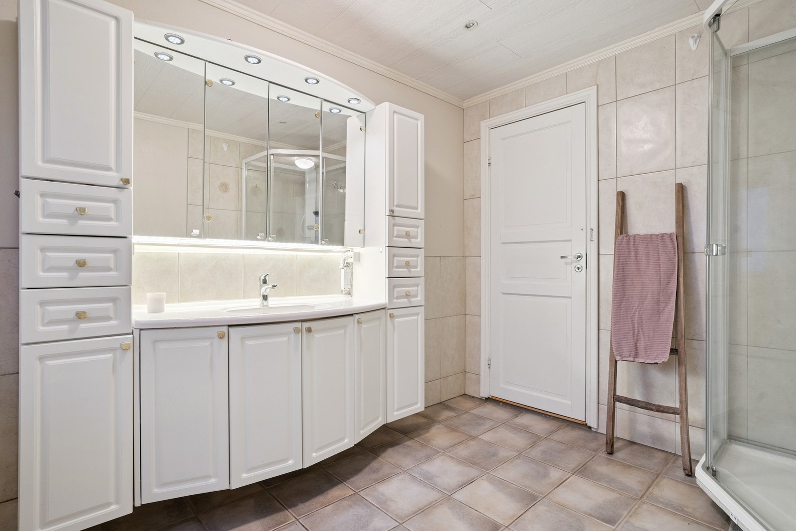 Badet har spotter i taket og ved speilet for ekstra belysning. Galleribilde