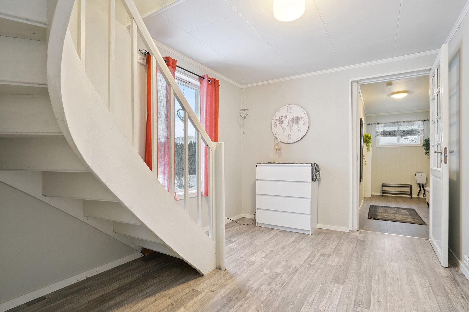 Videre fra entrèen kommer man inn i gangen som tar en til resterende rom i boligen. Galleribilde