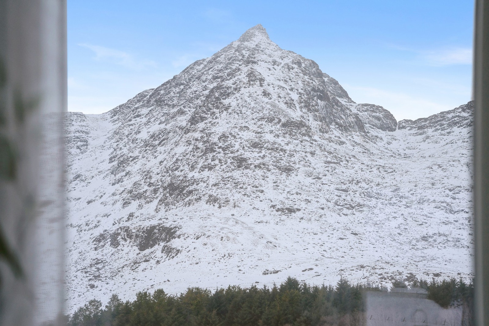 Fra eiendommen har man utsikt rett på majestetiske Ristinden. Galleribilde