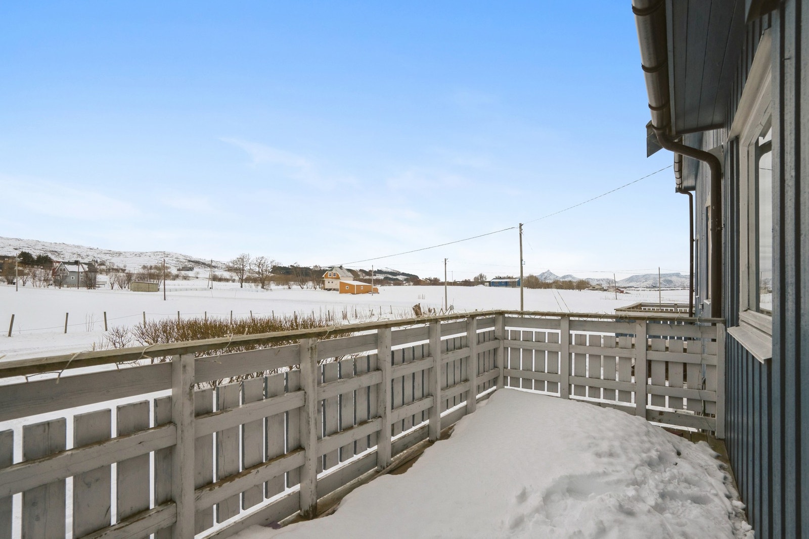 Terrassen like ved inngangsdøren. Galleribilde