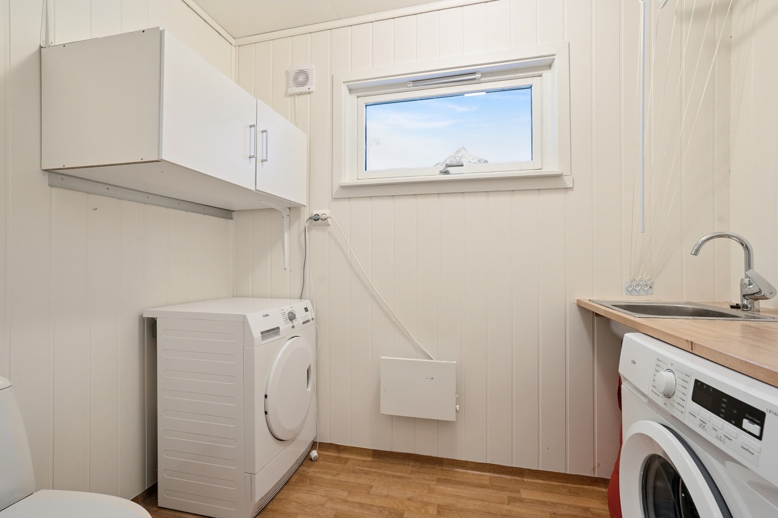 Like ved inngangsdøren finner man kombinert vaskerom/toalettrom. Galleribilde