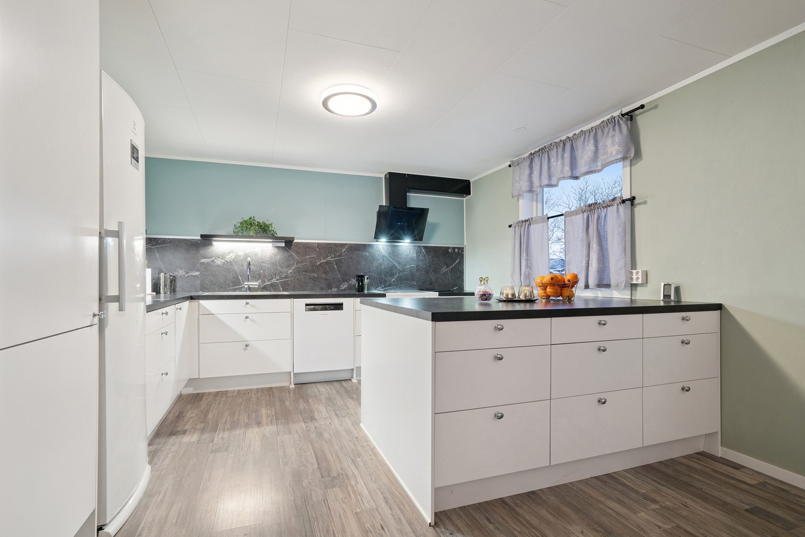 Praktisk kjøkkenøy med oppbevaring på begge sider. Galleribilde