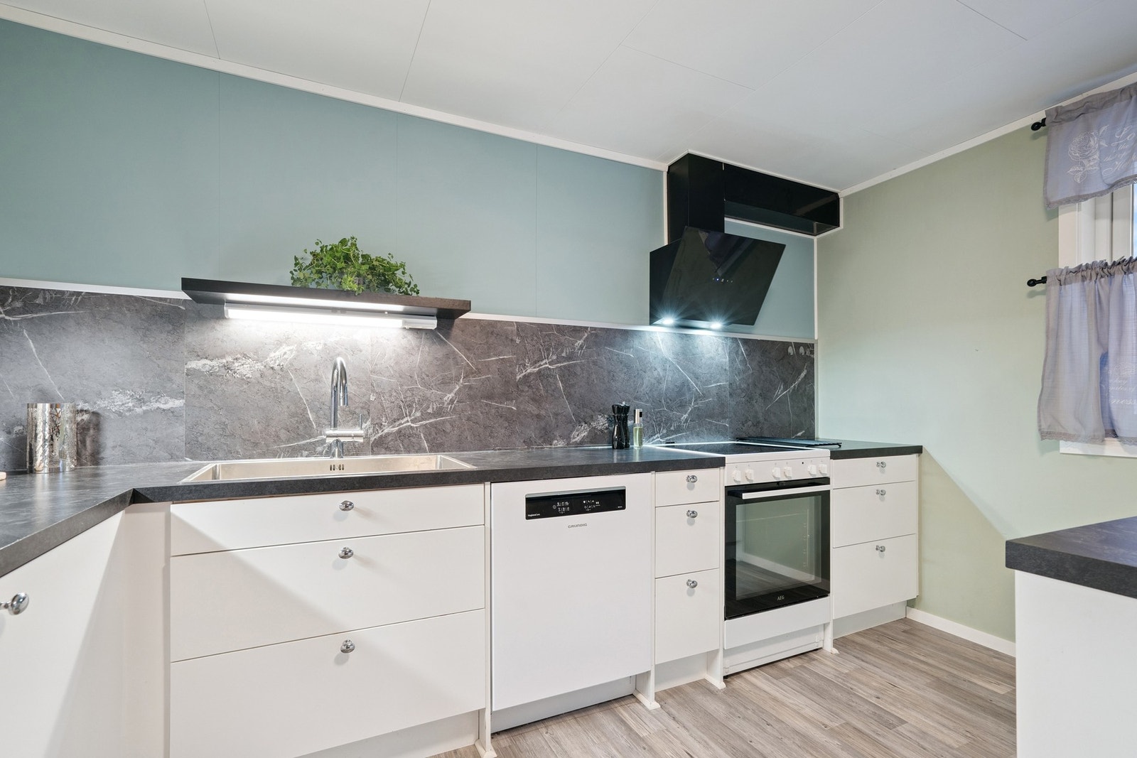 Av hvitevarer er det komfyr, oppvaskmaskin og kjøleskap. Galleribilde