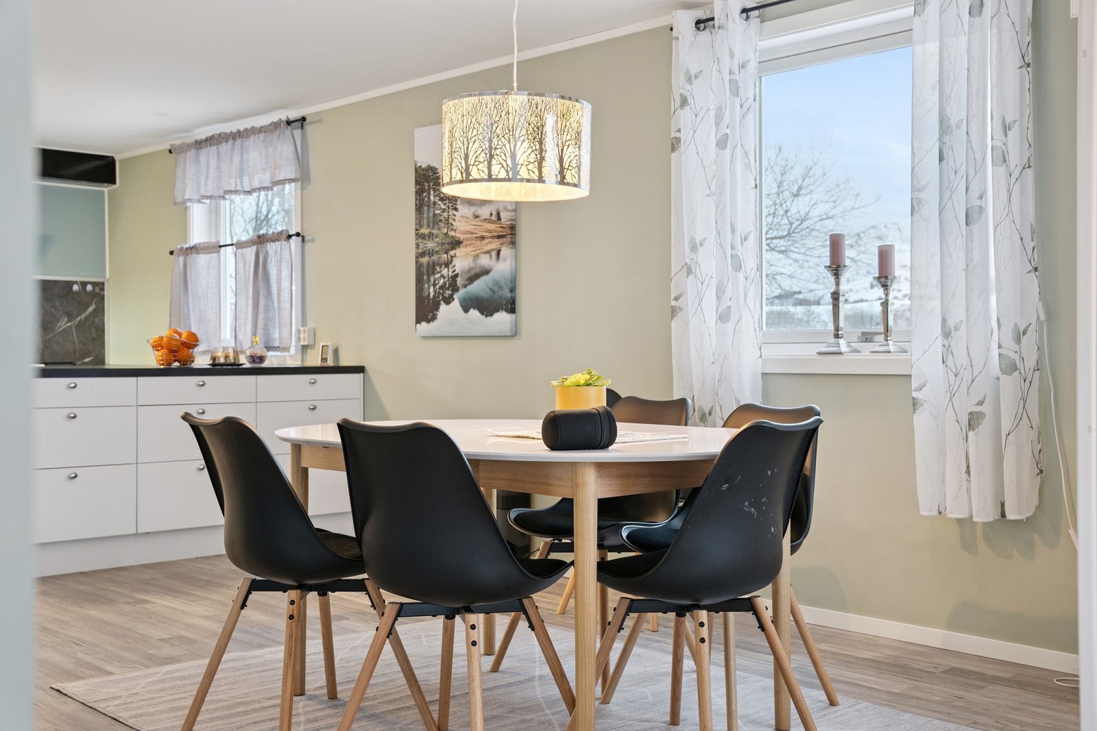 Plass til større spisegruppe like foran kjøkkenet. Galleribilde