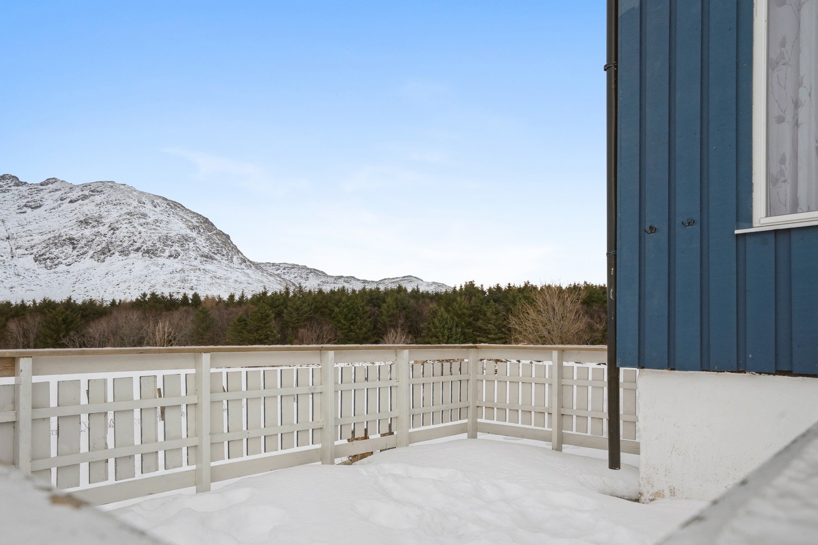 Tomten er av romslig størrelse og byr på godt med boltreplass for både store og små. Galleribilde