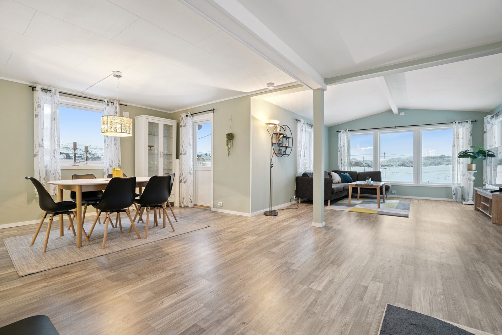 Stuen og kjøkken er i en åpen løsning som bidrar til en luftig og sosial atmosfære. Galleribilde