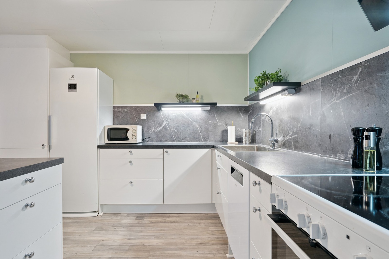 Tidløs kjøkkeninnredning med laminat benkeplate. Galleribilde