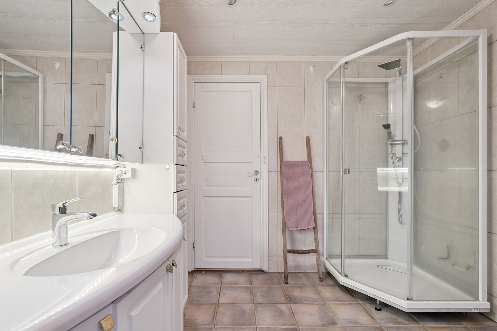 Flislagt bad med elektriske varmekabler. Galleribilde