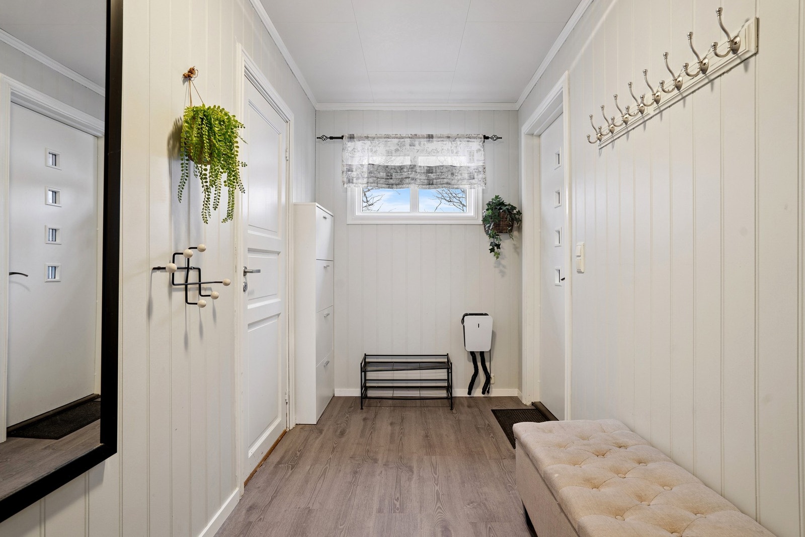 Døren til venstre er inn til vaskerom/toalettrom. Galleribilde