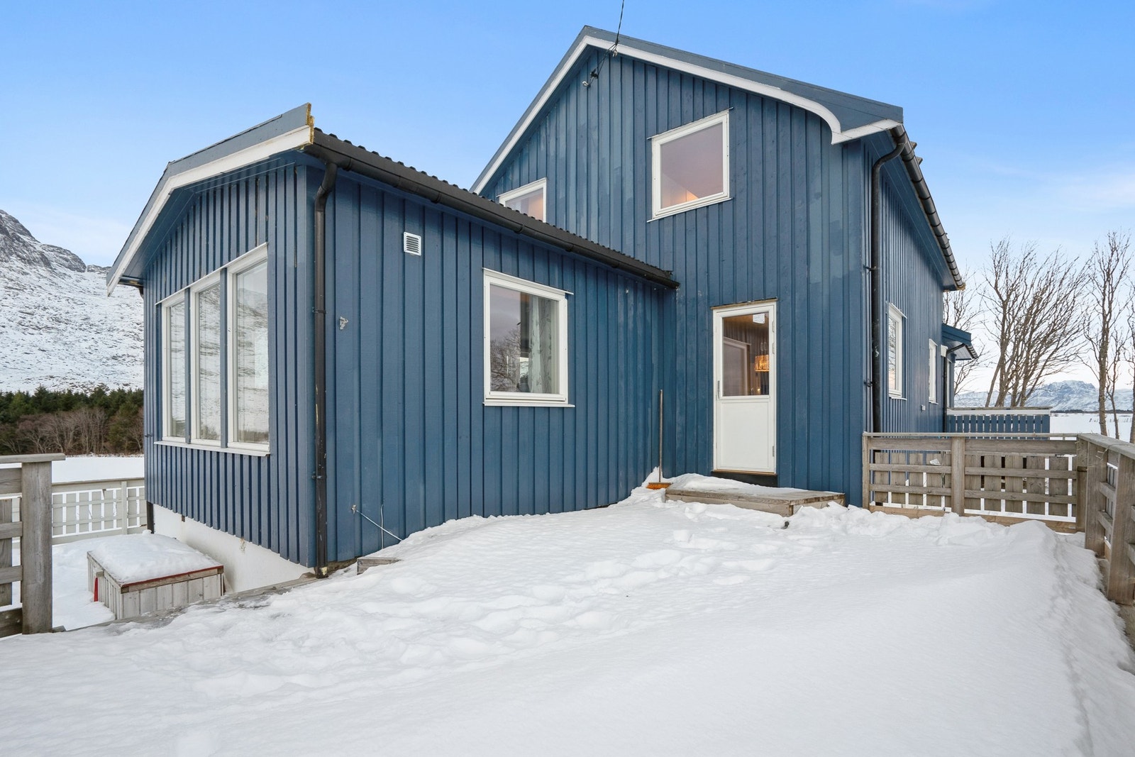 Boligen byr på flere terrasser - perfekt for å nyte varme sommerdager ute. Galleribilde