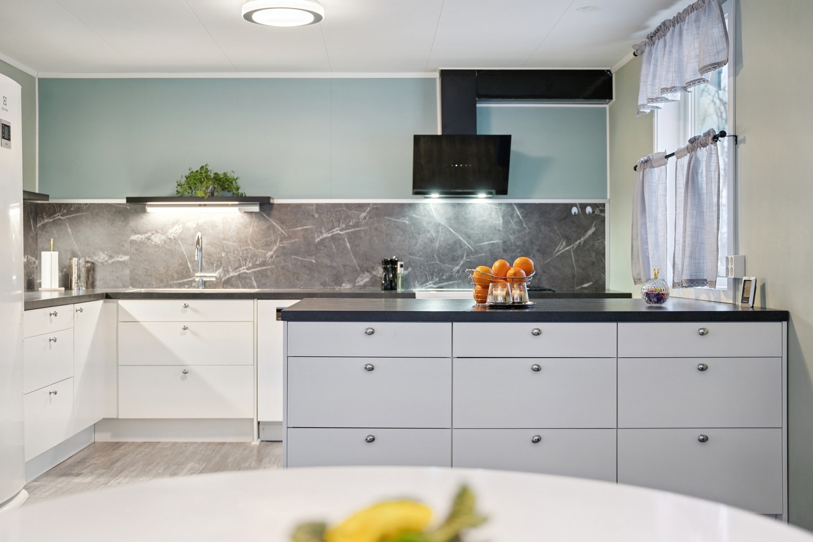 Her kan man samle hele familien til middagslaging - nyere og romslig kjøkken! Galleribilde