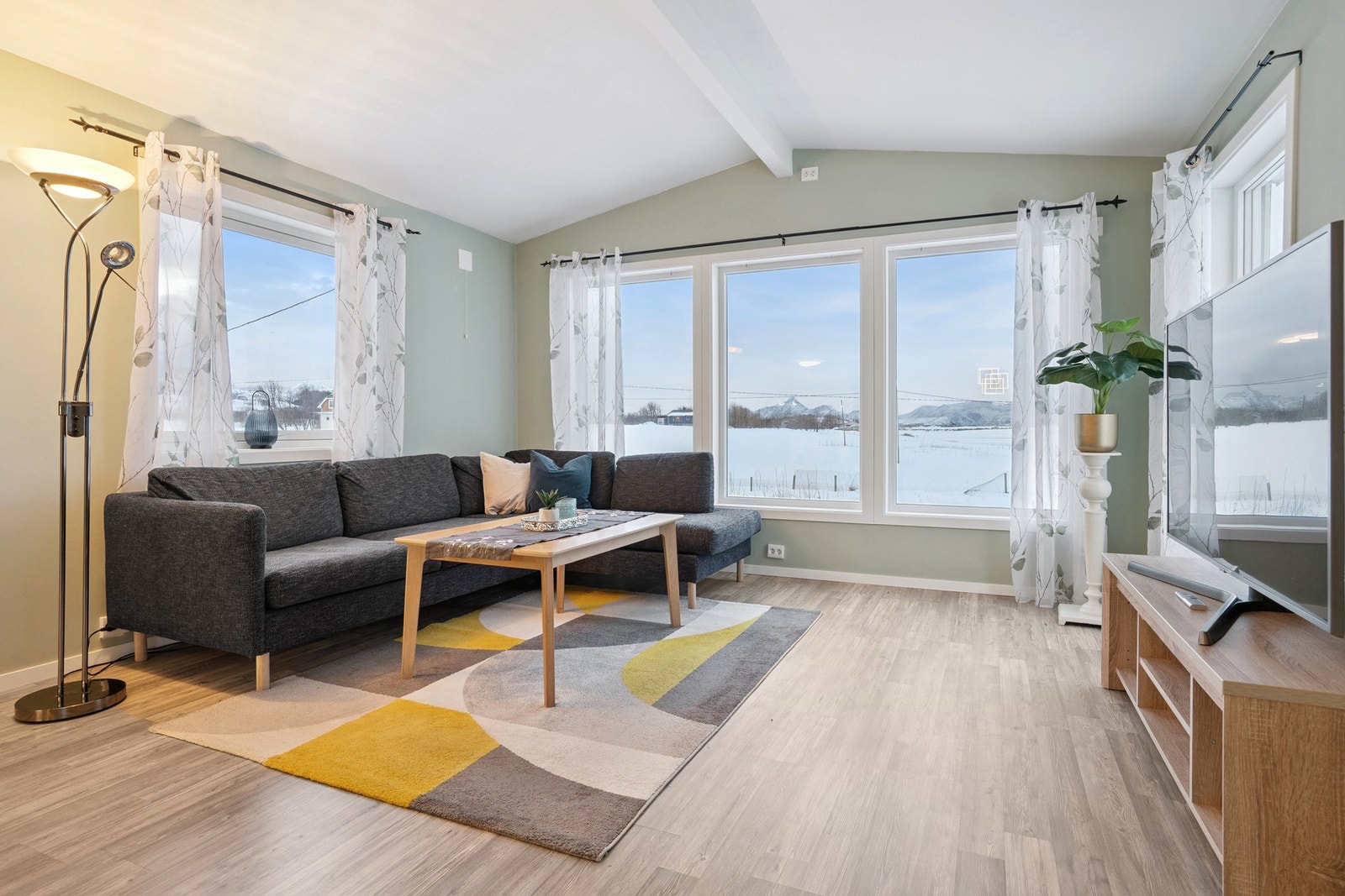 De store vinduer i rommet slipper inn rikelig med dagslys og gir en flott utsikt ut i naturen. Galleribilde