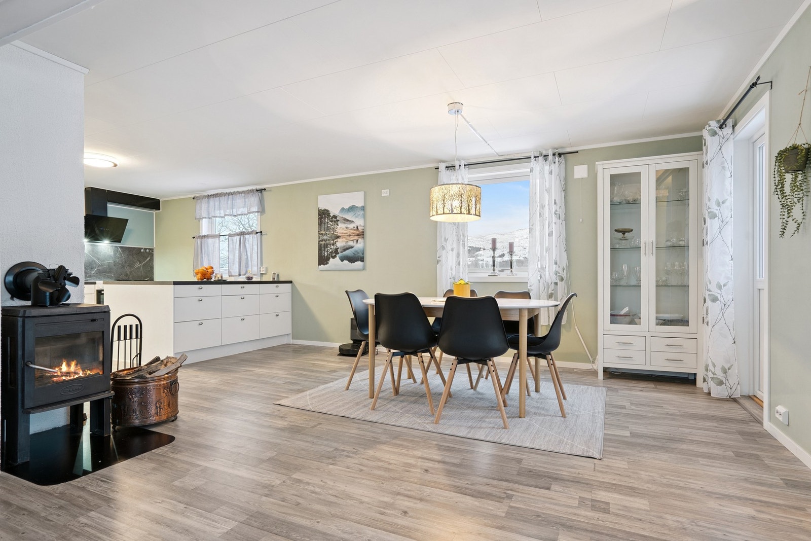 Boligen har åpent løsning mellom stue og kjøkken, samt plass til hele familien. Galleribilde