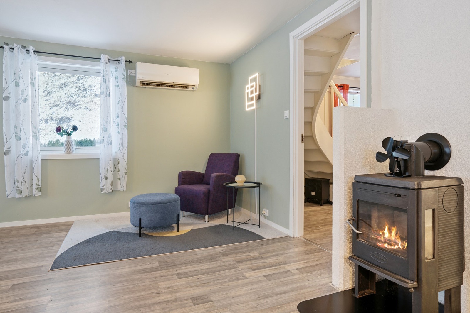 Rommet er malt i behagelige og fresje farger. Galleribilde