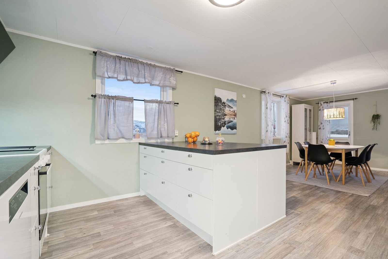 Åpen og luftig romfølelse med god overblikk over stuen og spisestuen. Galleribilde