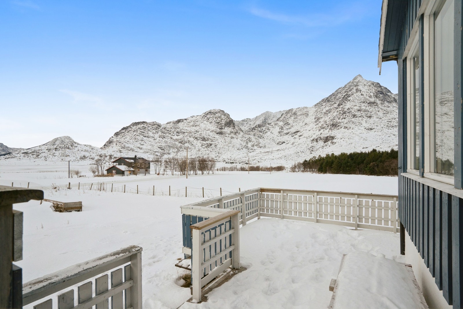 Fra eiendommen er det fine utsiktsforhold i alle retninger. Galleribilde