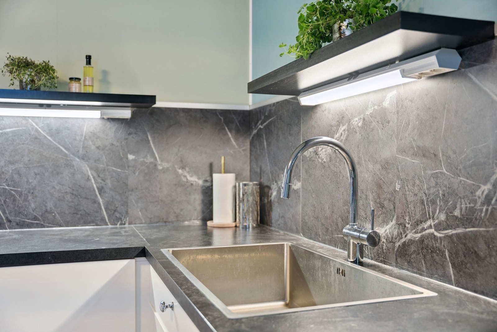 Legg merke til ekstra belysning under hver hylle. Galleribilde