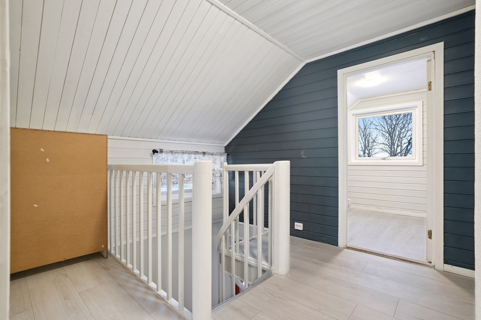 Gang med trapp i mellom soverommene. Galleribilde