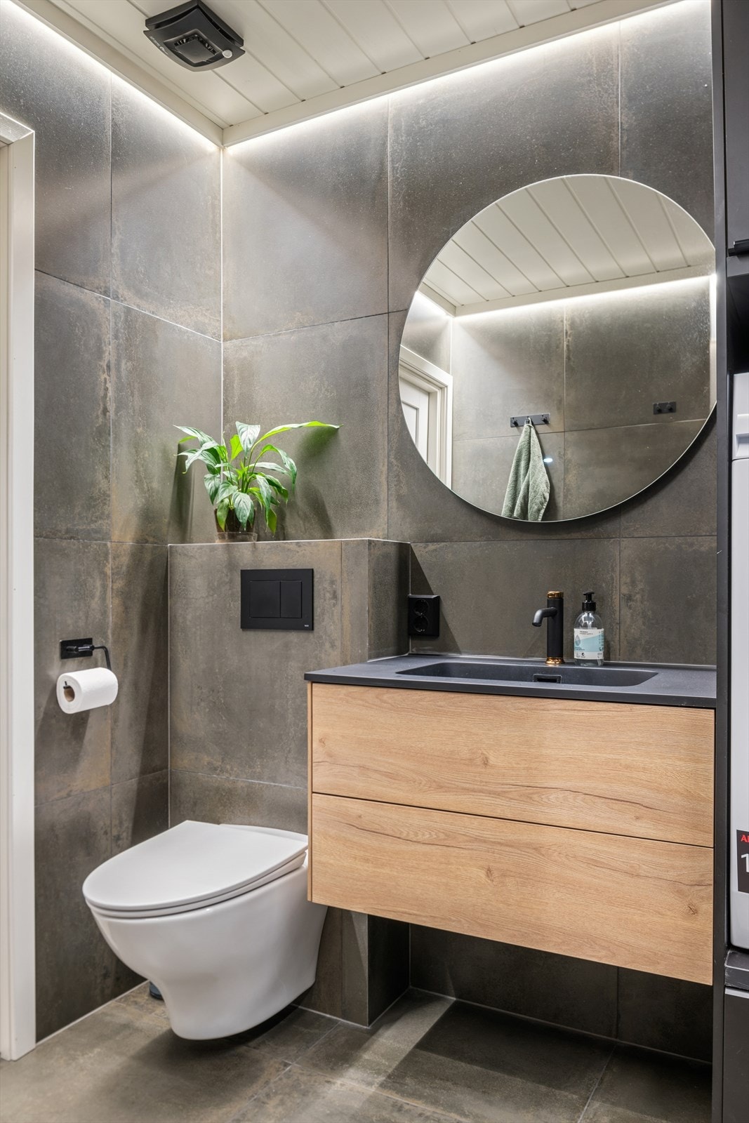 Badet er utstyrt med vegghengt toalett, servant i baderomsinnredning og elektrisk gulvvarme. Galleribilde