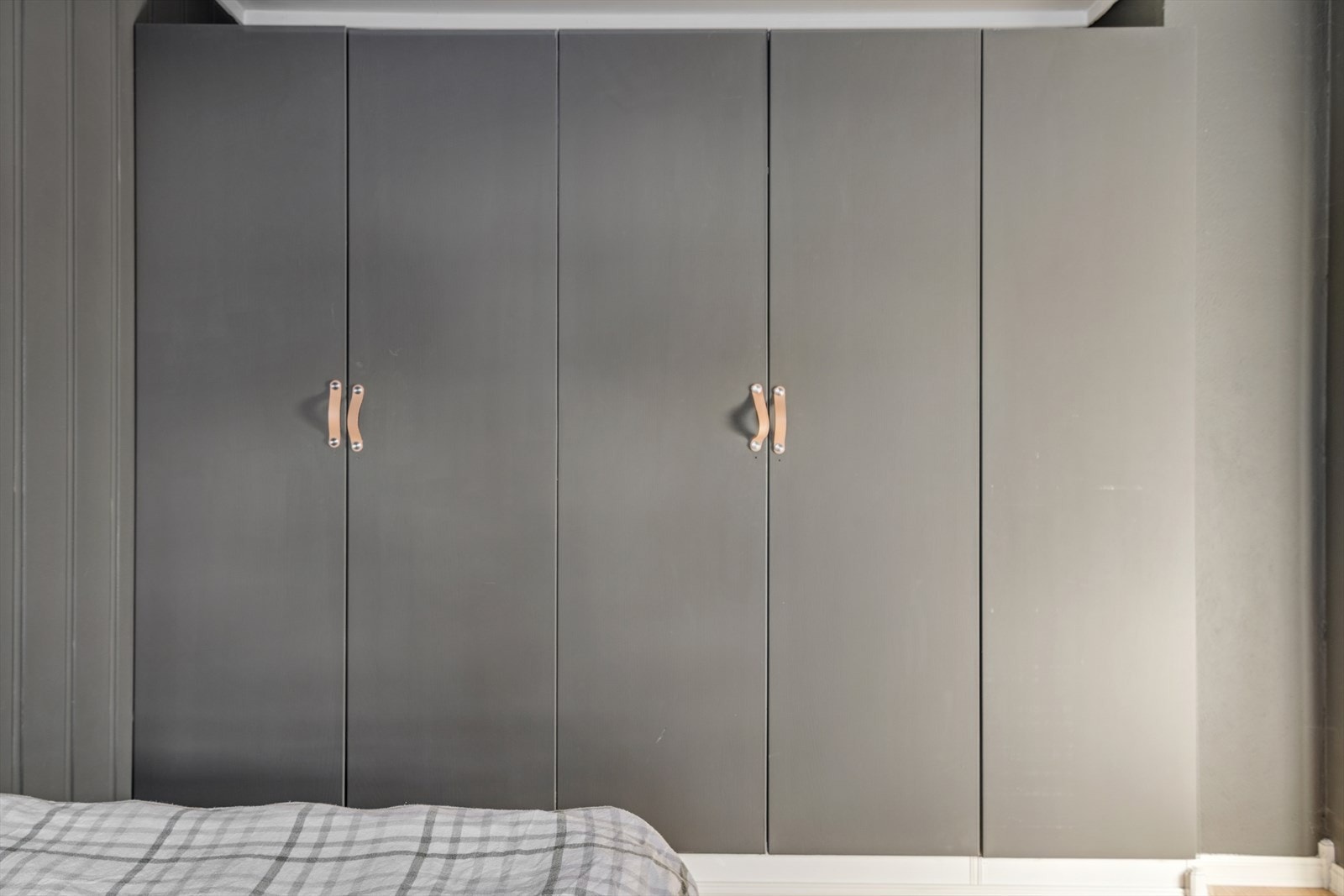 Romslig garderobeløsning langs ene veggen. Galleribilde