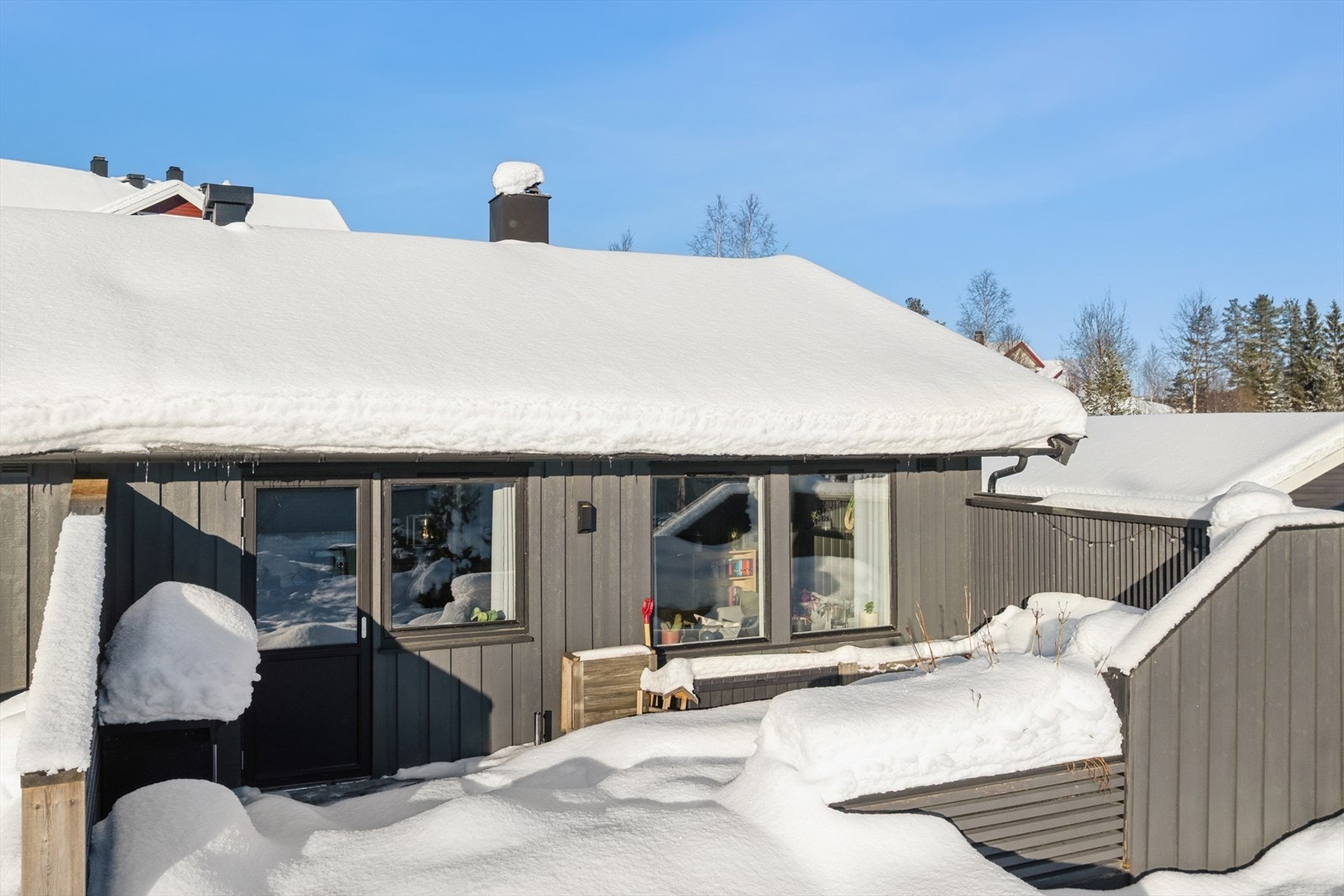 Egen terrasse som vender mot sørøst og felles uteareal. Galleribilde