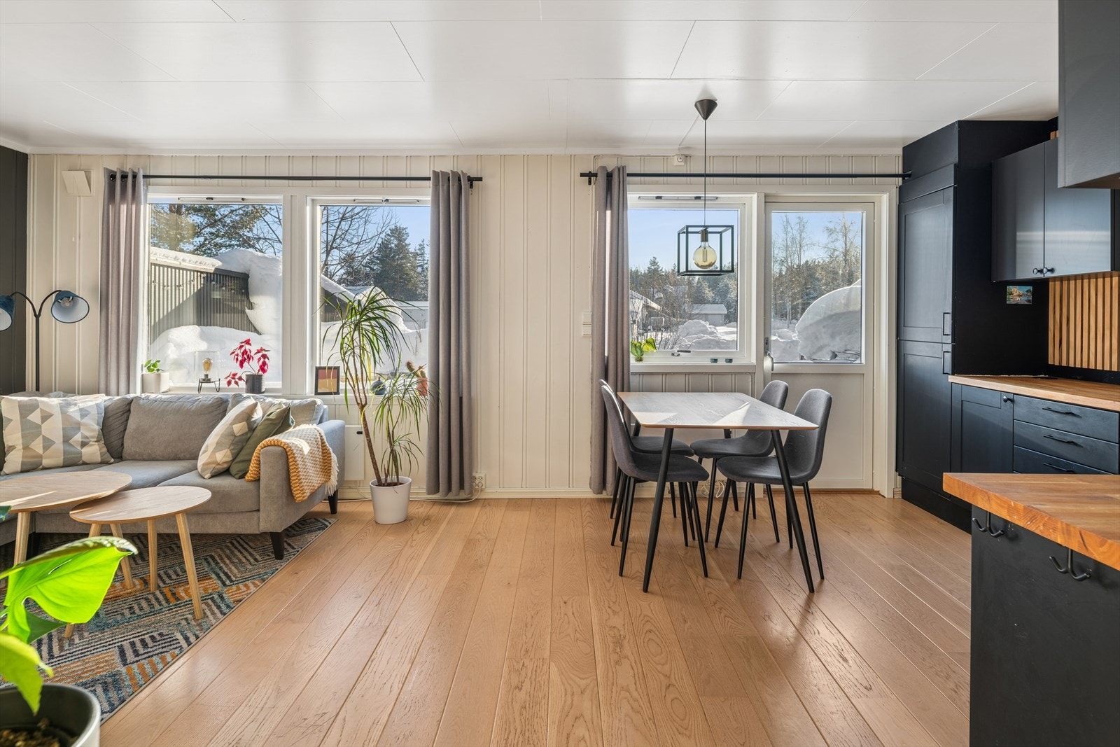 Stue og kjøkken i åpen løsning og en smart utnyttelse av plassen gir en innbydende og sosial atmosfære. Galleribilde