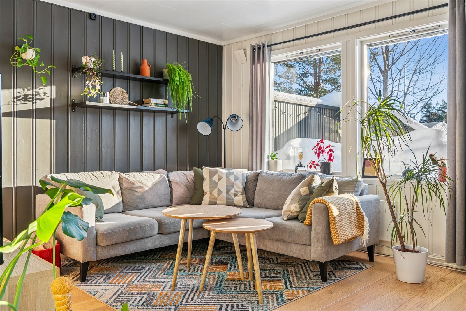 Vinduer med isolerglass fra byggeåret slipper inn godt med dagslys og skaper en luftig sone. Galleribilde