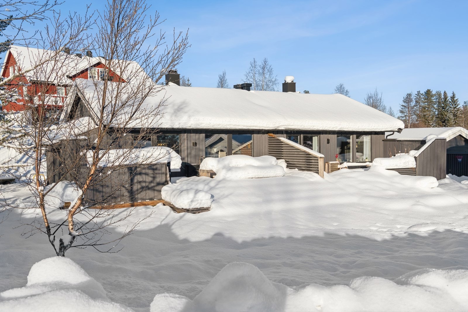 Praktiske levegger skjermer for en del av innsynet, både ute og inne. Galleribilde