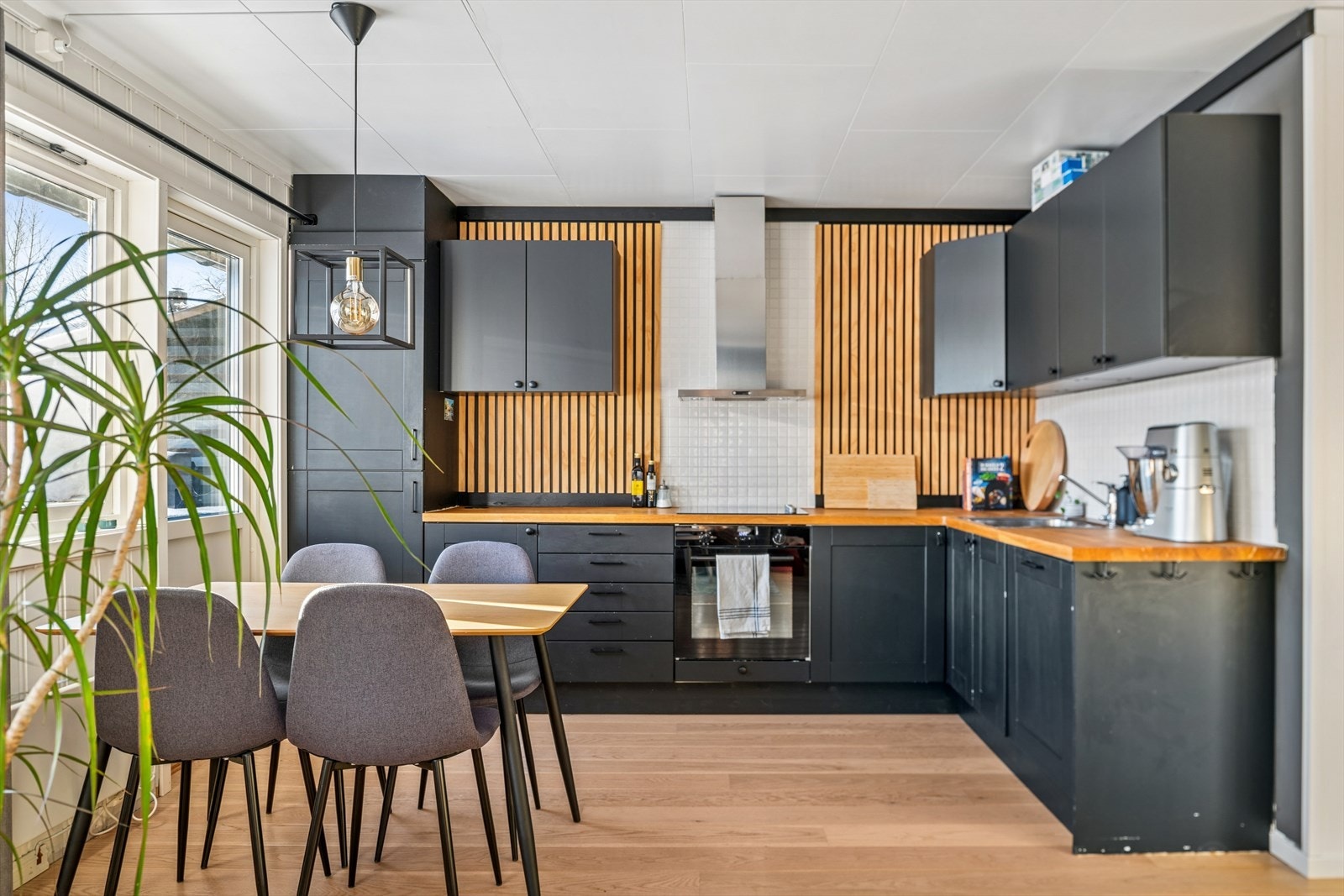 Kjøkkeninnredningen fra 2011 har laminerte fronter, hvor underskap ble malt i 2021. Nyere overskap er malt i 2024. Galleribilde