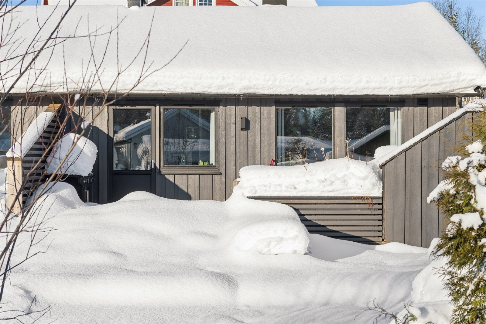 Terrassen ble utvidet og renovert i 2021, terrassedør fra samme år. Galleribilde