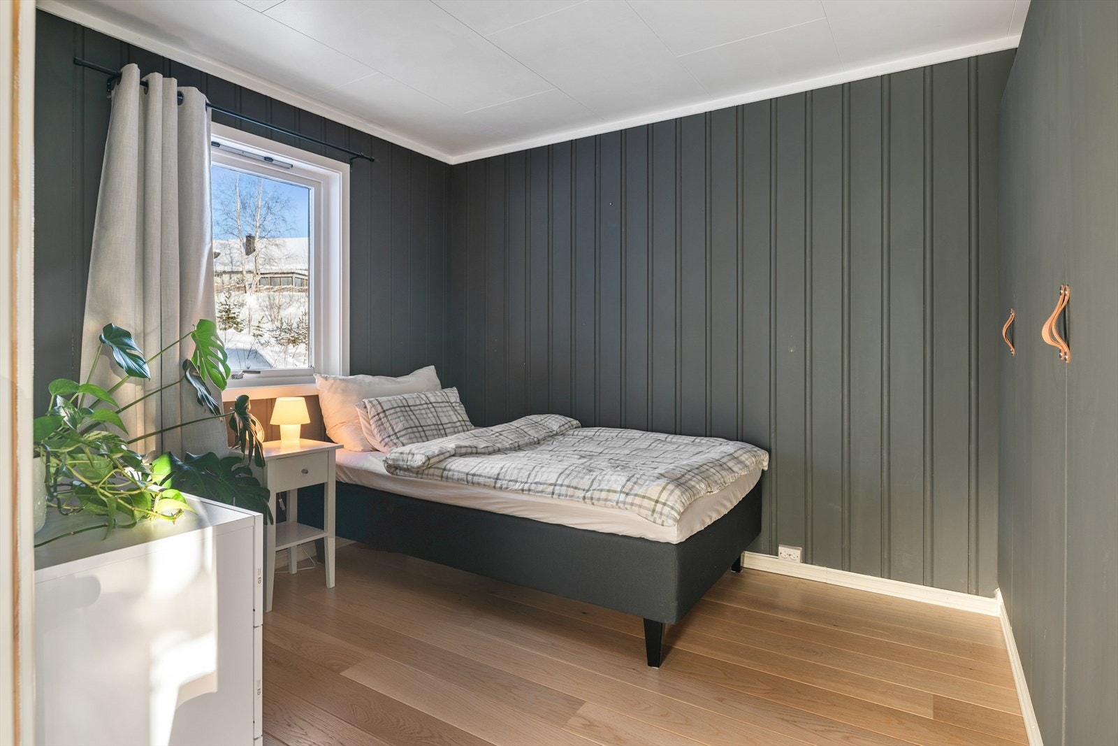 Boligen har ett soverom med plass til bred seng og stor garderobeløsning. Galleribilde